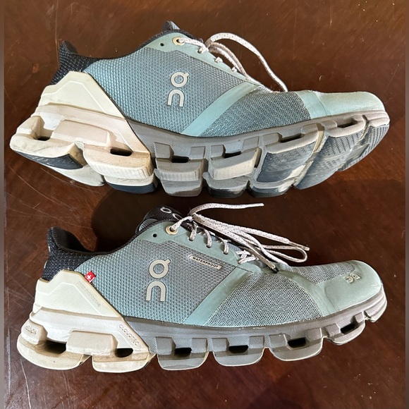 On Cloudflyer Sea/Glacier - women’s 8.5 - Picture 5 of 6